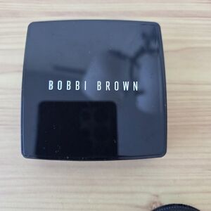 Bobbi Brown Sheer Finish Pressed Powder in Black